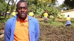 Lakini licha ya kuwa msomi wa PhD kijana huyu hajaacha kazi yake ya kufagia.