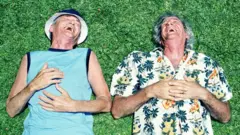 Dos hombres mayores riéndose