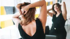 ኣብ ቅድሚ መስትያት ደው ዝበለት ሰበይቲ