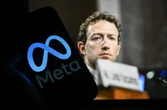 Rosto de Mark Zuckerberg ao lado de um celular escrito Meta