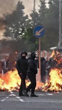 تظاهرات خشونت‌بار در ایرلند شمالی؛ ۱۲ افسر پولیس زخمی و ۱۶ معترض بازداشت شدند