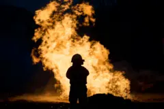 Lực lượng cứu hộ Ukraine xử lý hậu quả sau khi một tên lửa đạn đạo của Nga bắn trúng trung tâm thành phố vào ngày 20 tháng 12 năm 2024 tại Kyiv, Ukraine. (Ảnh: Kostiantyn Liberov/Libkos/Getty Images)