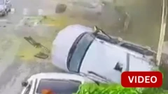 இஸ்ரேலின் காஃப்ர் காசிம்-இல் (Kafr Qassem) உள்ள குடியிருப்புப் பகுதியில் மார்ச் 26 அன்று காலை இரானிய ஏவுகணையின் பாகம் விழுந்ததை இந்த சிசிடிவி காட்சிகள் காட்டுகின்றன.