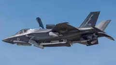 Xiyyaarri Waraanaa Humna Qilleensaa Rooyaal F-35b balali'aa jira 