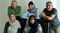 بازیگران و کارگردان چرا گریه نمی‌کنی 