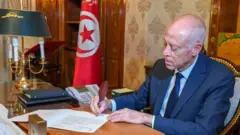 الرئيس التونسي قيس سعيّد يوقّع كتاب تكليف محمّد الحبيب الجملي بتشكيل الحكومة التونسية