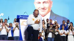 Paşinyan destekçilerine yaptığı konuşma sonrası diz çökerek selamlıyor.
