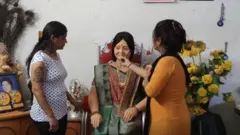 அம்மா சிலைக்கு சோறு ஊட்டும் மகள்கள்
