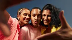 මිතුරන් සමග කාලය ගත කිරීමෙන් අපගේ මොළයේ නම්‍යශීලීත්වය සහ මොළයේ ඔරොත්තු දීමේ හැකියාව ඉහළ යයි.