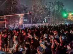 Cientos de personas en una de las principales avenidas de Teherán, la capital del país.