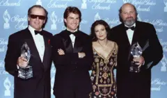 Reiner e Jack Nicholson seguram troféus do People’s Choice Awards, ao lado de Tom Cruise e Demi Moore, diante do painel azul do prêmio