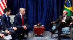 Lula (à direita) conversa com Donald Trump e Marco Rubio (à esquerda) na Malásia