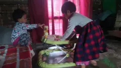ညီမလေးနဲ့ကစားနေတဲ့ မရတီမိုးမြင့်အောင်