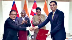 नेपाल र भारतका अधिकारीहरूले पारवहन सन्धिको प्रोटोकल संशोधनसम्बन्धी पत्रहरूको आदानप्रदान गर्दा दुवै देशका वाणिज्यमन्त्रीको उपस्थिति