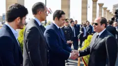 السيسي يعزي نجلي مبارك