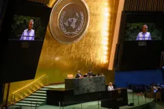 ဘင်္ဂလားဒေ့ရှ် ကြားဖြတ်အစိုးရခေါင်းဆောင် ယူနွတ်စ် ကုလသမဂ္ဂညီလာခံမှာ မိန့်ခွန်းပြောစဉ်