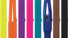 展示了八個色彩鮮豔的針織iPhone Pocket包，其中兩個放有iPhone，從左至右的顏色依序為：黃色、橙色、紫色、粉紅色、綠松色、藍色、棕色與黑色。