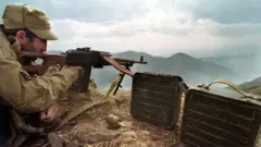 निशाना लगाता एक सैनिक