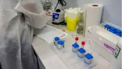 Medical personnel dey lab