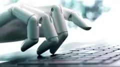 Une main de robot tape sur un clavier