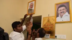 மாட்டப்படும் மோதி படங்கள்