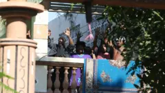 Perusakan bendera merah putih dan makian rasial, di depan asrama mahasiswa Papua di Surabaya, masih menyisakan pertanyaan. BBC Indonesia menelusuri faktanya di Surabaya.