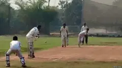 લાલ માટીની પીચની તસવીર