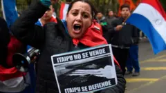 Una ciudadana protesta en Asunción por el acuerdo.