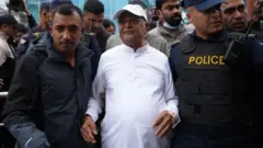 केपी शर्मा ओली र नेपाल प्रहरीका अधिकारीहरू