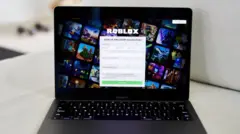 شاشة تسجيل الدخول إلى موقع منصة روبلوكس على جهاز كمبيوتر محمول