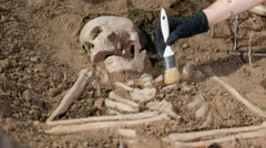 археолог откапывает скелет человека