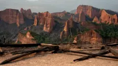 Un helicóptero contra incendios en Las Médulas.