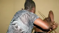 Aworan afihan Obinrin to n lu ọkọ won