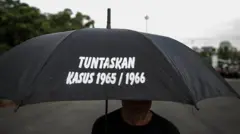 Para korban pelanggaran HAM berat Peristiwa 1965 berdemonstrasi meminta kasusnya untuk dituntaskan.