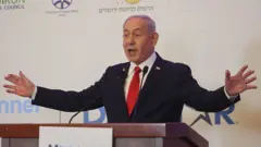 Нетаньяху выступает на пресс-конференции