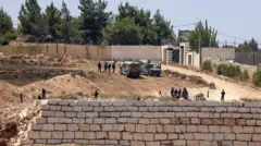 جنود إسرائيليون يقفون أمام منازل فلسطينية في قرية قصرة، جنوب نابلس. 12 أغسطس/آب 2026
