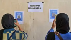 Pencari kerja melakukan registrasi online pada Job Fair NTB 2024 di Aula Islamic Center NTB Mataram, NTB, Agustus 2024 lalu.