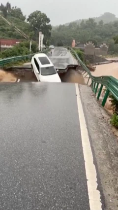 น้ำเชี่ยวทำสะพานถล่ม รถยนต์ตกลงในแม่น้ำในจีน