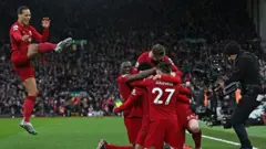 قرارداد کنونی فروش حق پخش تلویزیونی لیگ برتر فوتبال انگلیس پنج میلیارد پوند قیمت دارد