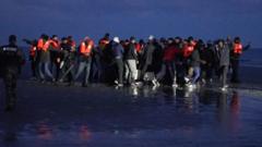 Hai nhóm người nhập cư chen nhau lên thuyền sáng ngày 23/4 tại bờ biền Manche
