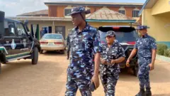 Aworan awọn ọlọpaa ipinlẹ niwaju ọọfiisi wọn