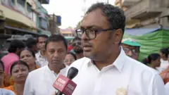 পানিহাটির ঘোলা অঞ্চলে প্রচার সভায় বিবিসিকে সাক্ষাৎকার দিচ্ছেন তৃণমূল কংগ্রেস প্রার্থী তীর্থঙ্কর ঘোষ।