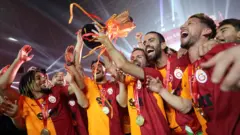 Galatasaray kupayı kaldırdı