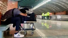 त्रिभुवन अन्तर्राष्ट्रिय विमानस्थलको प्रस्थान क्षेत्रमा बसिरहेका एक व्यक्ति