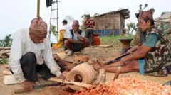 काठका ठेकी बनाइँदै