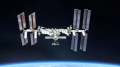 Estação Espacial Internacional (ISS) fotografada pelos membros da tripulação da Expedição 56 de uma espaçonave Soyuz após o desencaixe, em outubro de 2018