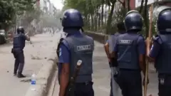 নারায়ণগঞ্জে গত বৃহস্পতিবার বিএনপি কর্মীদের সাথে সংঘর্ষের সময় পুলিশের অ্যাকশন।
