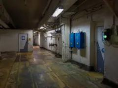 Un corredor al interior de la planta nuclear de Chernóbil.