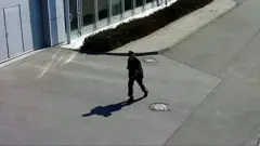 Homem baleado anda em pátio