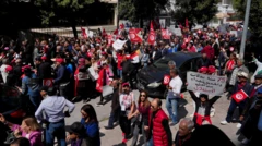 أنصار الحزب الدستوري الحر، الذي تُحتجز زعيمته عبير موسي، منذ عامين، يتظاهرون ضد الرئيس التونسي قيس سعيد، في العاصمة تونس.